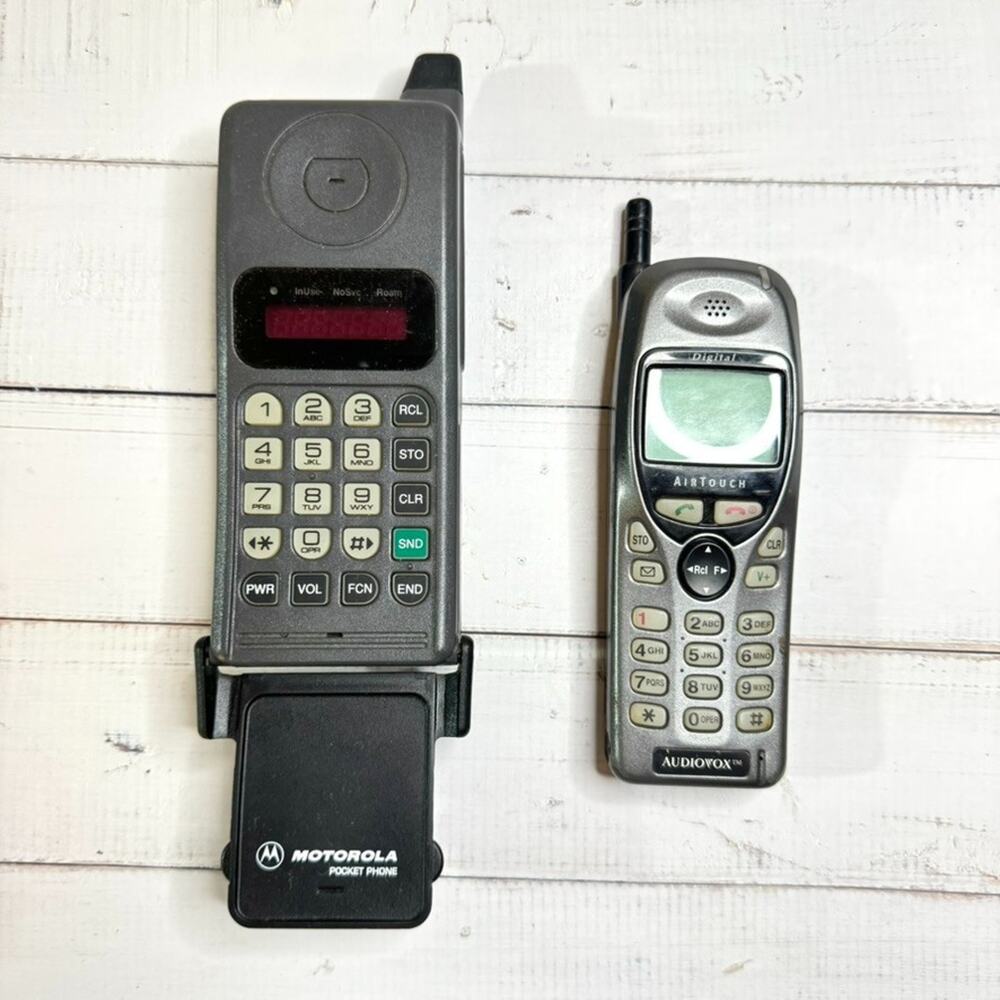 Lot of 2 Vtg Cell Phones Motorola Pocket Phone 88022 Audiovox AirTouch CDM-4000
